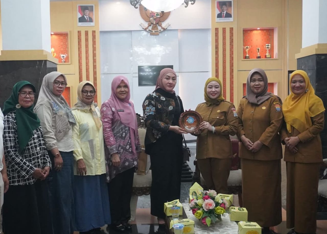 Ketua TP PKK Padang Panjang saat tukar cinderamata.